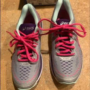 Asics woman’s size 6 gym shoe